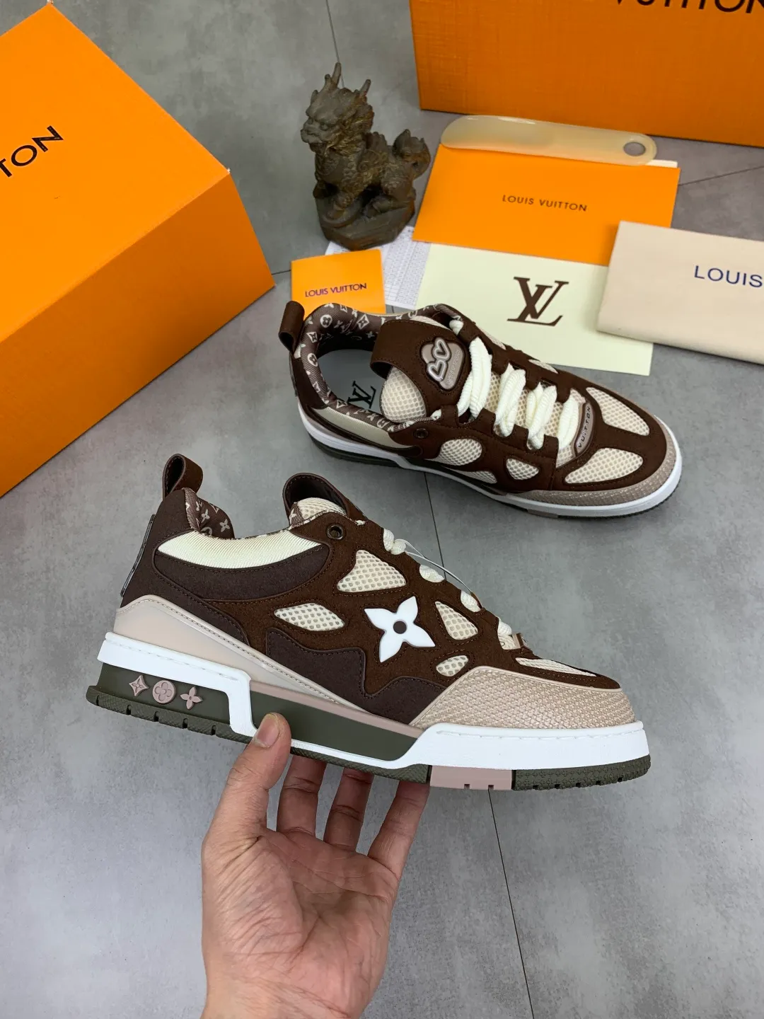 Men's Men's Shoes 💰P660 New The new LV TRAINER series of sneakers are on sale. This LV Trainer sneaker reinterprets Virgil Abloh's classics with nubuck and grained cow leather, and is decorated with Monogram flowers on the rubber outsole of the same color. A deformed Monogram flower occupies the sides, contrasting with the asymmetric Louis and Vuitton logos at the rear. The original version was designed by Virgil Abloh and was inspired by vintage basketball shoes. Featuring LV monograms on the tongue and upper, a scripted Louis Vuitton logo on the sides and a #54 logo on the rear, the rubber outsole features Monogram flowers and continues the comfort of an innovative gel outsole. Comes with original drawer box and complete packaging! Color: 3️⃣colors available